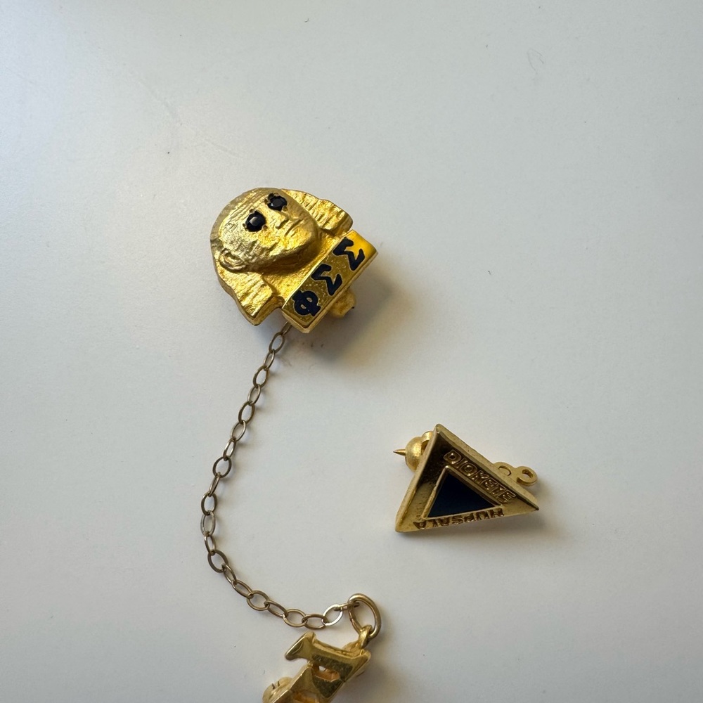 PHI SIGMA SIGMA PLAIN BADGE WITH PLAIN LETTER GUARD & MEMBER PIN